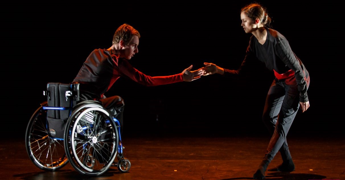Sander danst in zijn rolstoel met een danseres van het Nationale Ballet afbeelding nieuwsbericht Sander danst in zijn rolstoel met een danseres van het Nationale Ballet afbeelding nieuwsbericht