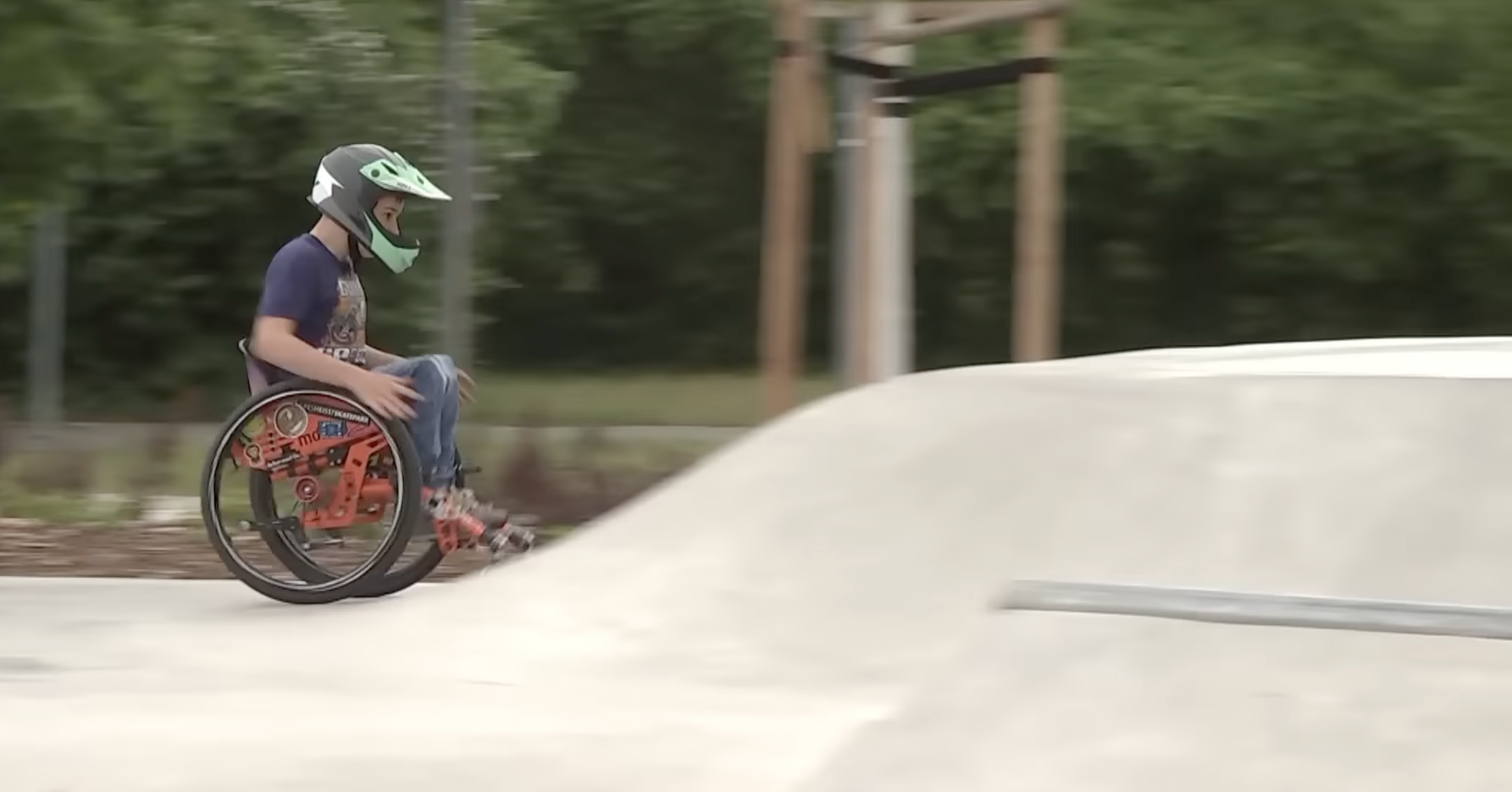 Amos stunt met zijn rolstoel op skatebaan! afbeelding nieuwsbericht Amos stunt met zijn rolstoel op skatebaan! afbeelding nieuwsbericht