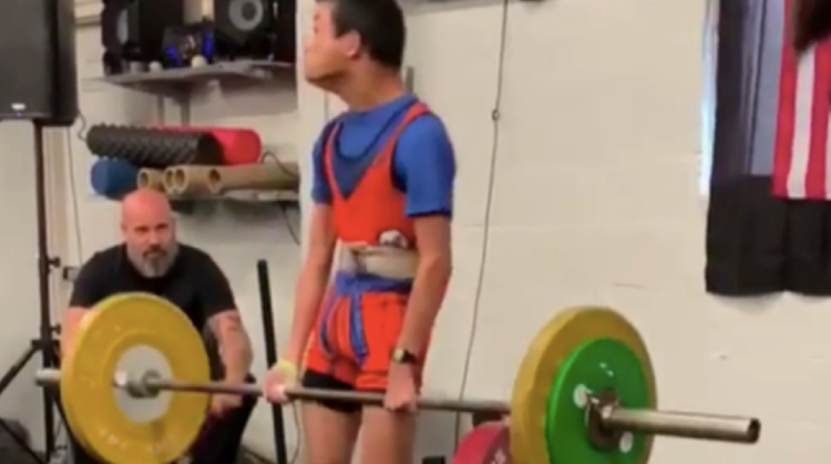 Gewichtheffer met Cerebrale Parese wordt als held onthaald op de sportschool afbeelding nieuwsbericht