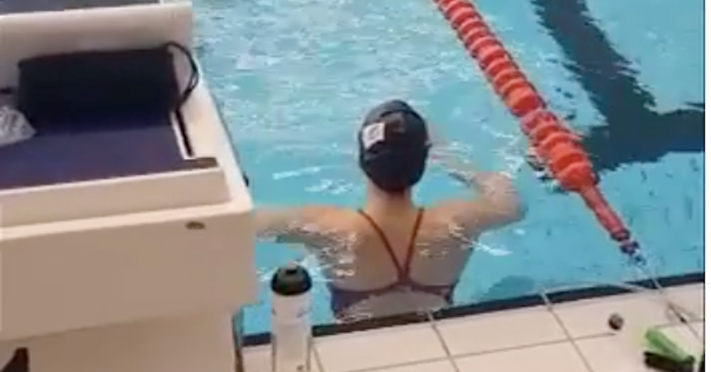 Blinde zwemster hoort klok aftellen in training afbeelding nieuwsbericht