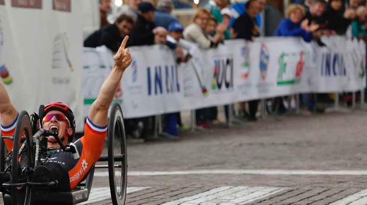 Jetze Plat (26) heeft geen goede benen, maar kijk wat hij met zijn gespierde torso voor elkaar krijgt! afbeelding nieuwsbericht Jetze Plat (26) heeft geen goede benen, maar kijk wat hij met zijn gespierde torso voor elkaar krijgt! afbeelding nieuwsbericht