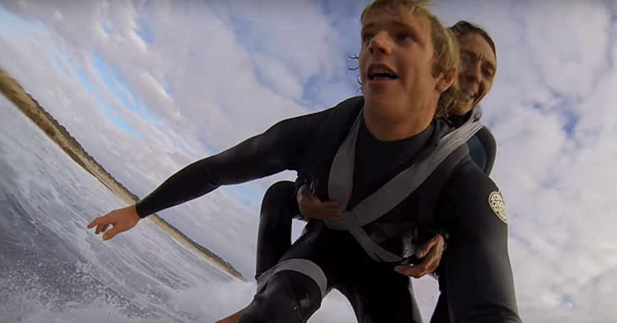 Deze jongen liet een verlamde vrouw ervaren hoe mooi surfen is afbeelding nieuwsbericht Deze jongen liet een verlamde vrouw ervaren hoe mooi surfen is afbeelding nieuwsbericht
