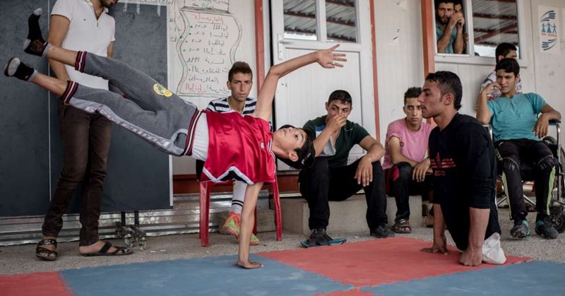 Deze Syrische gewichtheffer zonder benen gaf kinderen in vluchtelingenkampen sportles afbeelding nieuwsbericht
