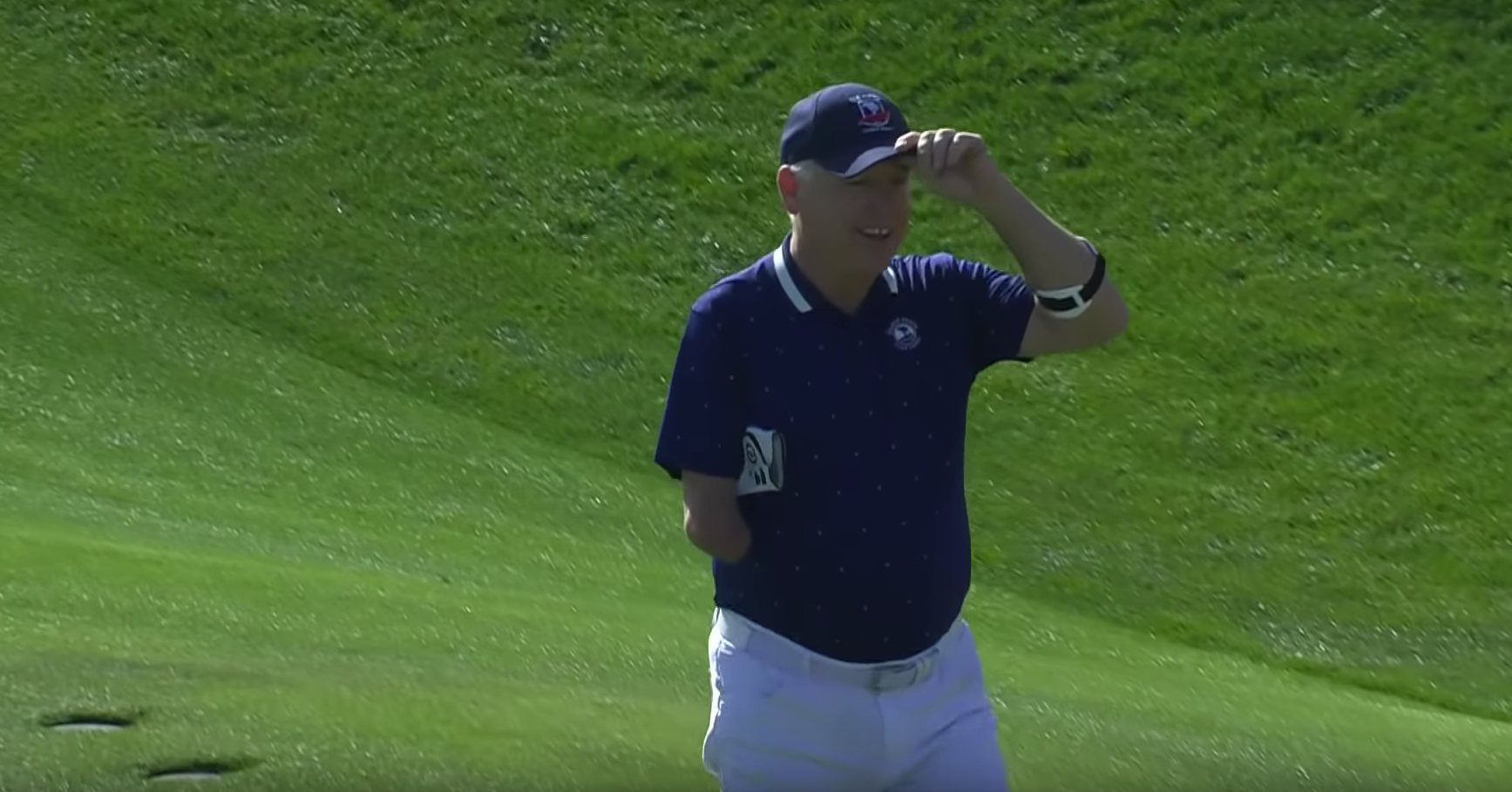 Golfer met één arm slaat hole-in-one afbeelding nieuwsbericht Golfer met één arm slaat hole-in-one afbeelding nieuwsbericht