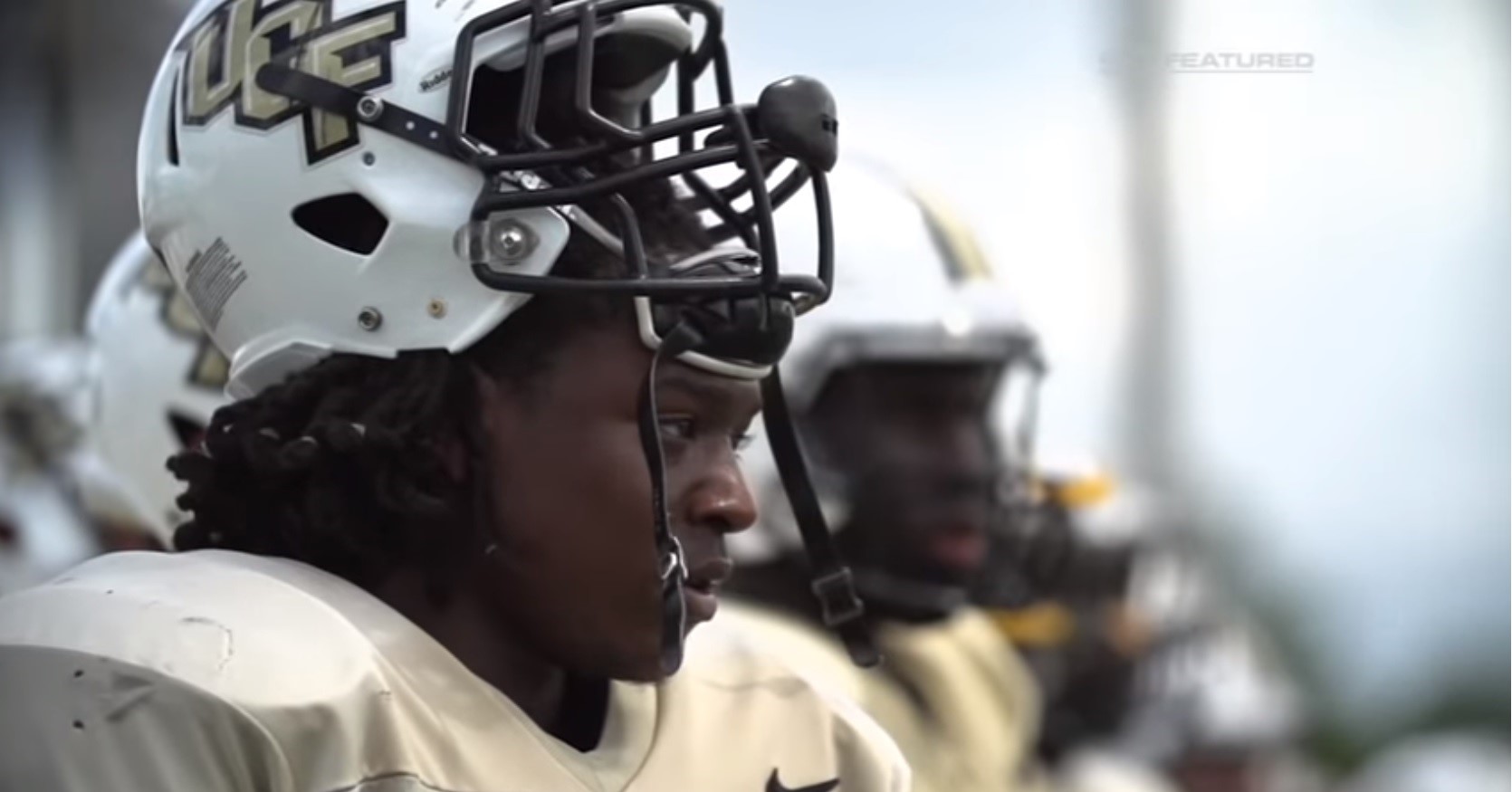 Deze American Football-speler vangt en gooit de bal met één hand! afbeelding nieuwsbericht Deze American Football-speler vangt en gooit de bal met één hand! afbeelding nieuwsbericht