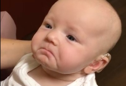 Zo mooi: dove baby Charly hoort haar moeder voor de eerste keer afbeelding nieuwsbericht Zo mooi: dove baby Charly hoort haar moeder voor de eerste keer afbeelding nieuwsbericht