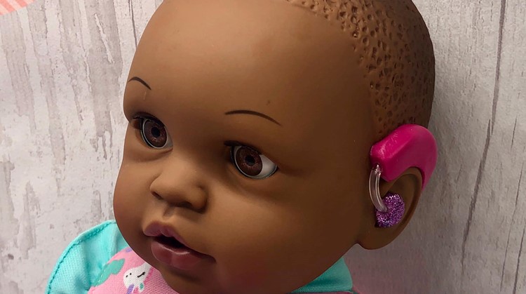 Moeder maakt pop met gehoorapparaat afbeelding nieuwsbericht