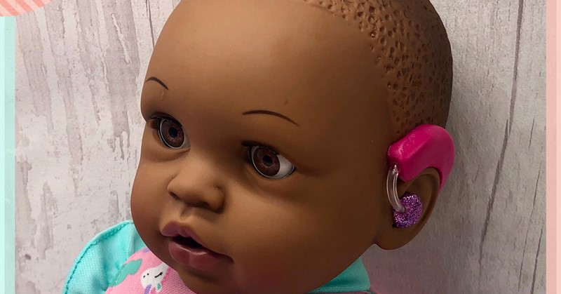 Moeder maakt pop met gehoorapparaat afbeelding nieuwsbericht