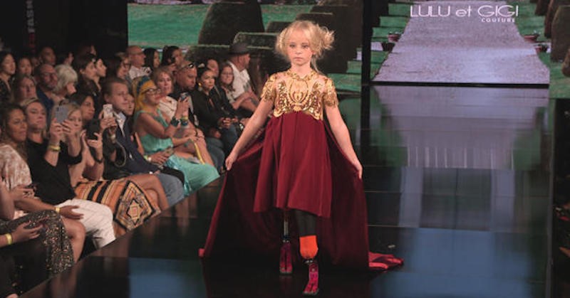 Model Daisy-May met protheses op de catwalk afbeelding nieuwsbericht