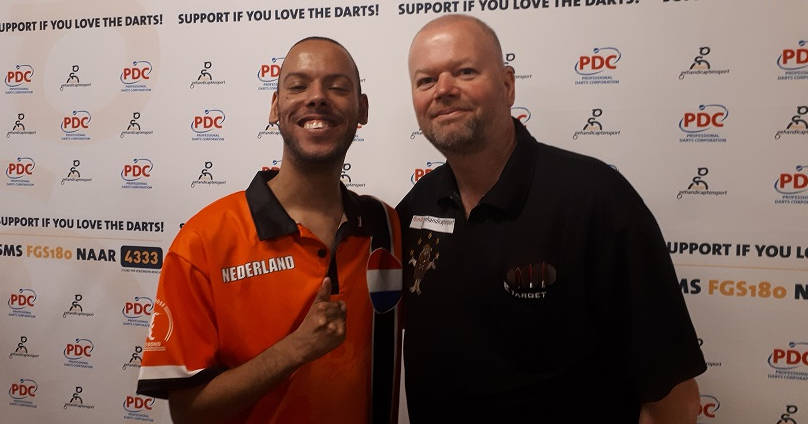 Cliff (25, handafwijking) wist Raymond van Barneveld te verslaan met darten afbeelding nieuwsbericht Cliff (25, handafwijking) wist Raymond van Barneveld te verslaan met darten afbeelding nieuwsbericht