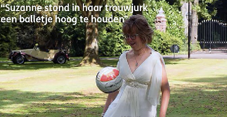 Ze voetbalt bij het G-team, en zelfs op haar trouwdag stond Suzanne een balletje hoog te houden. afbeelding nieuwsbericht