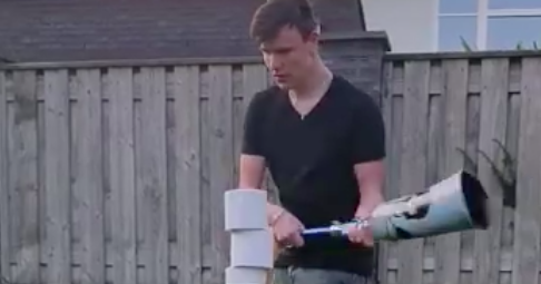 Gijs doet wc-rol challenge met prothese afbeelding nieuwsbericht Gijs doet wc-rol challenge met prothese afbeelding nieuwsbericht