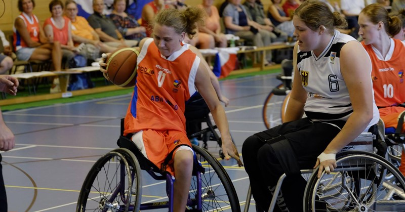 Toen Daphne (25) voor het eerst aan rolstoelbasketbal deed, voelde ze zich eindelijk gelijk aan de rest. afbeelding nieuwsbericht