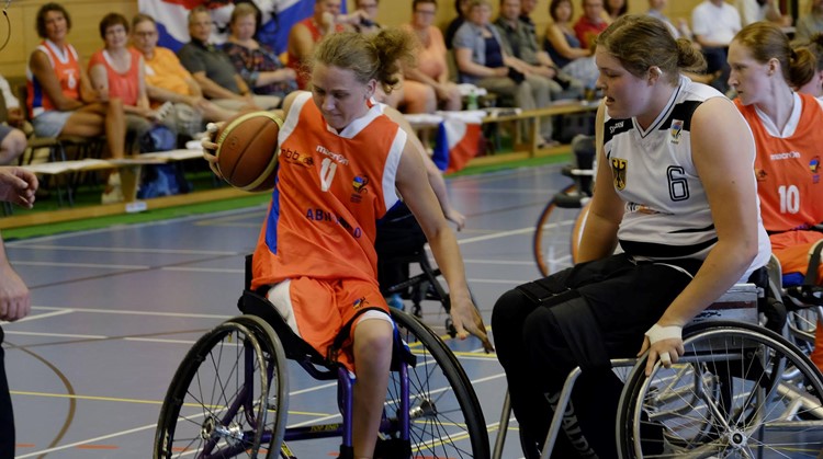 Toen Daphne (25) voor het eerst aan rolstoelbasketbal deed, voelde ze zich eindelijk gelijk aan de rest. afbeelding nieuwsbericht Toen Daphne (25) voor het eerst aan rolstoelbasketbal deed, voelde ze zich eindelijk gelijk aan de rest. afbeelding nieuwsbericht