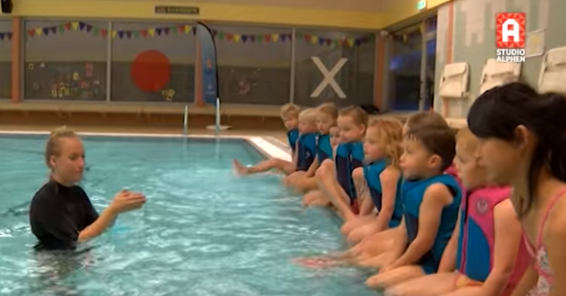 Zwemjuf Susanne geeft zwemles met gebarentaal afbeelding nieuwsbericht