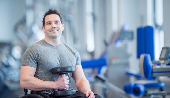 Lopen kan James (30) niet, maar hij is wel een fitnessheld op Instagram afbeelding nieuwsbericht