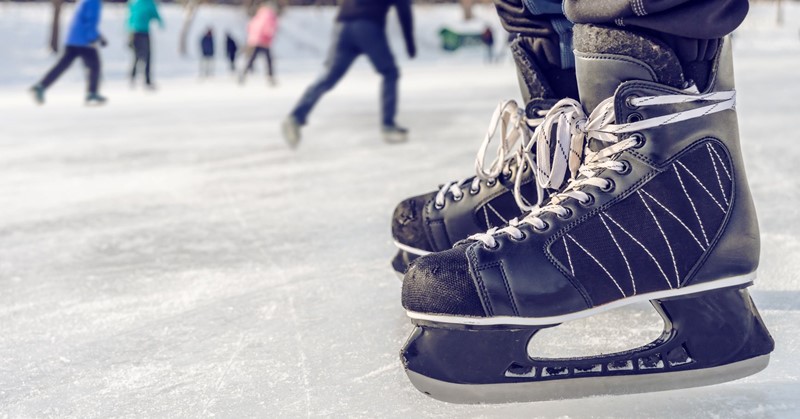 Noud (9) zwiert in zijn schaatstoestel over het ijs afbeelding nieuwsbericht