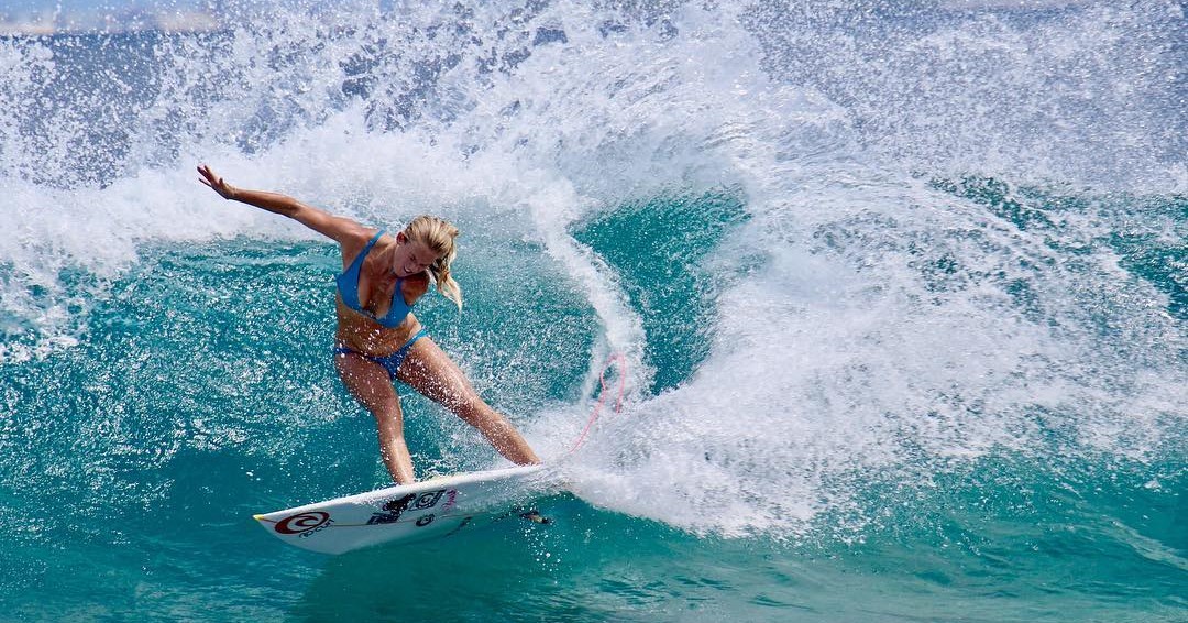 Deze topsurfer met één arm verschoont luiers met haar voeten afbeelding nieuwsbericht Deze topsurfer met één arm verschoont luiers met haar voeten afbeelding nieuwsbericht