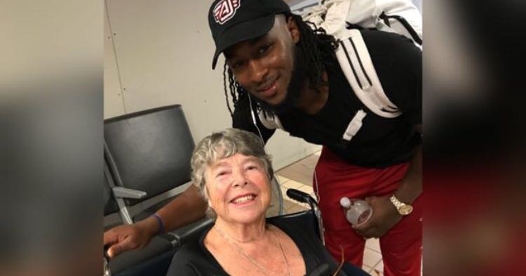 Deze bekende footballspeler hielp een vrouw in een rolstoel op weg en stal vele harten afbeelding nieuwsbericht