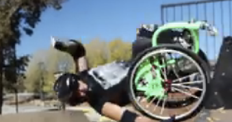 Een dubbele achterwaartse flip in zijn rolstoel? Aaron doet het  afbeelding nieuwsbericht