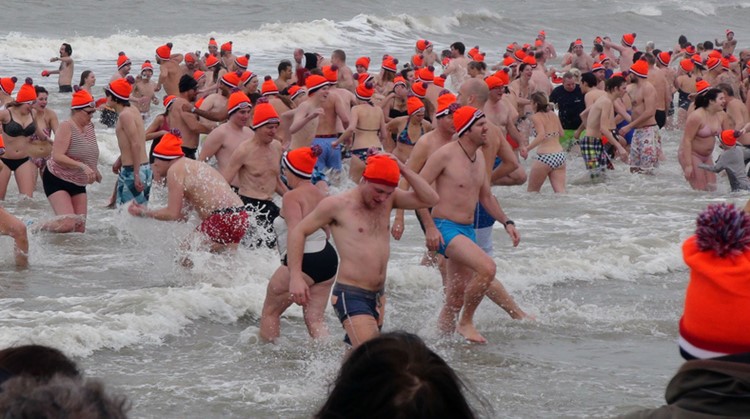 Joris (26) doet voor het eerst de nieuwjaarsduik met een prothese afbeelding nieuwsbericht Joris (26) doet voor het eerst de nieuwjaarsduik met een prothese afbeelding nieuwsbericht