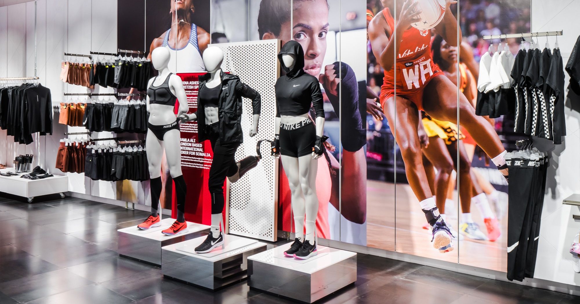 Paspoppen met beperking in de Nike-store afbeelding nieuwsbericht Paspoppen met beperking in de Nike-store afbeelding nieuwsbericht