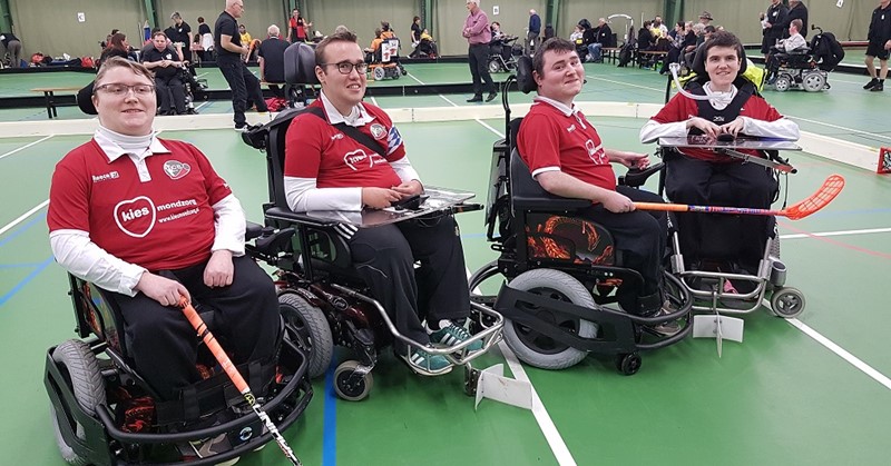 Brian en Mika (22) kunnen met E-hockey lekker hard gaan in hun rolstoel afbeelding nieuwsbericht
