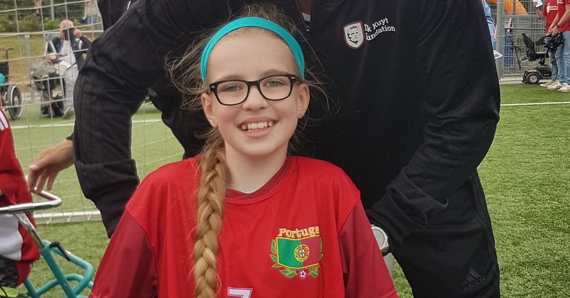 Marie Claire (10, spierziekte) heeft het framevoetbal ontdekt afbeelding nieuwsbericht Marie Claire (10, spierziekte) heeft het framevoetbal ontdekt afbeelding nieuwsbericht