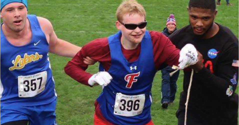 Hartverwarmend! Blinde sprinter valt en wordt over de finish geholpen door tegenstander afbeelding nieuwsbericht Hartverwarmend! Blinde sprinter valt en wordt over de finish geholpen door tegenstander afbeelding nieuwsbericht