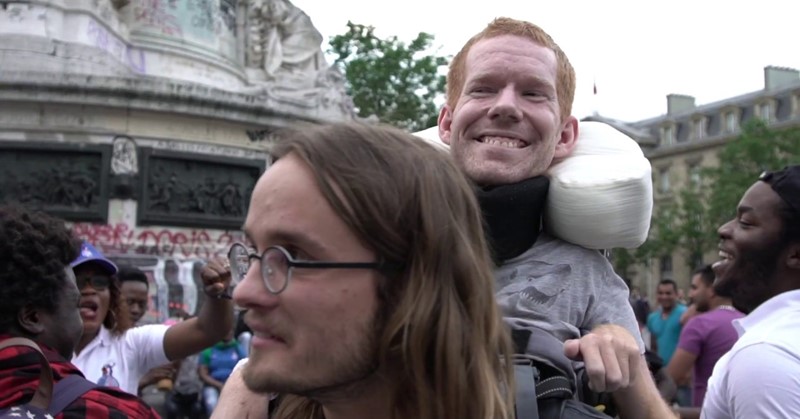 Fantastisch: deze jongens droegen hun vriend Kevan door Europa afbeelding nieuwsbericht