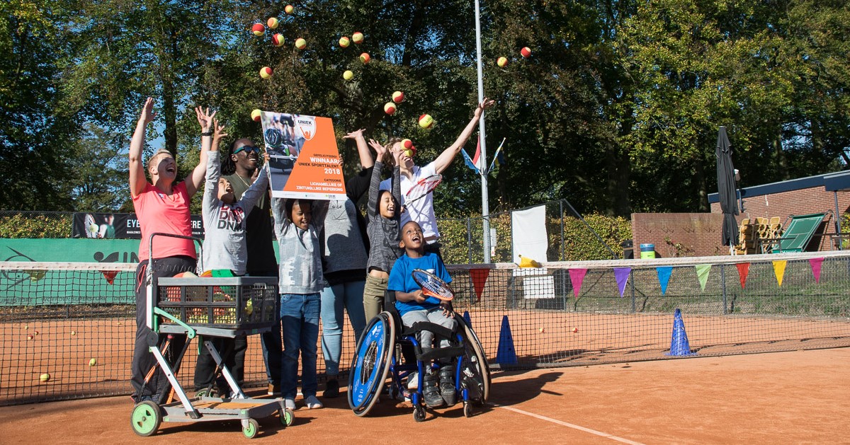 EsmeeAnne de Meulmeester, GSVA De Keistradrollers en Jernilius Martina. Zij zijn afgelopen week bekroond tot de winnaars van de verkiezing Uniek Sporttalent 2018! afbeelding nieuwsbericht EsmeeAnne de Meulmeester, GSVA De Keistradrollers en Jernilius Martina. Zij zijn afgelopen week bekroond tot de winnaars van de verkiezing Uniek Sporttalent 2018! afbeelding nieuwsbericht