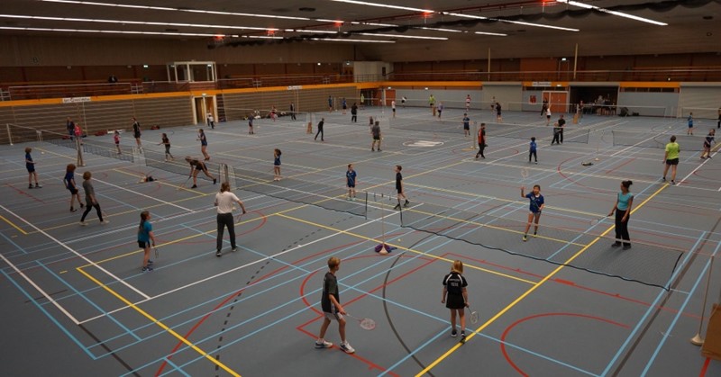 "Bij Badminton Club Mariken vindt iedereen het leuk om bij de club te horen" afbeelding nieuwsbericht