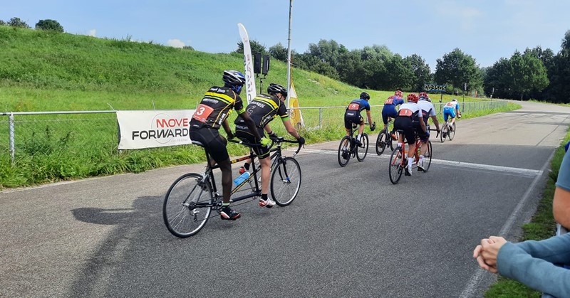 Tandemracefiets in actie tijdens de KNWU para-cycling wedstrijd "move Foreward" in Utrecht afbeelding nieuwsbericht