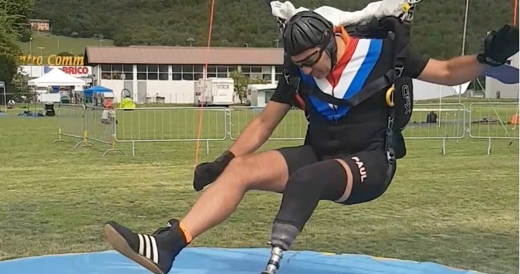 Deelnemer NK parachute springen wint van rest ondanks prothese! afbeelding nieuwsbericht