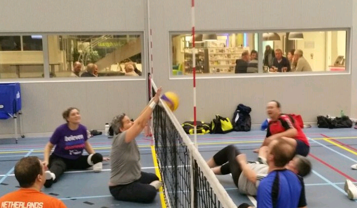 Zitvolleybal, een sport waarvoor je spierballen nodig hebt! afbeelding nieuwsbericht Zitvolleybal, een sport waarvoor je spierballen nodig hebt! afbeelding nieuwsbericht