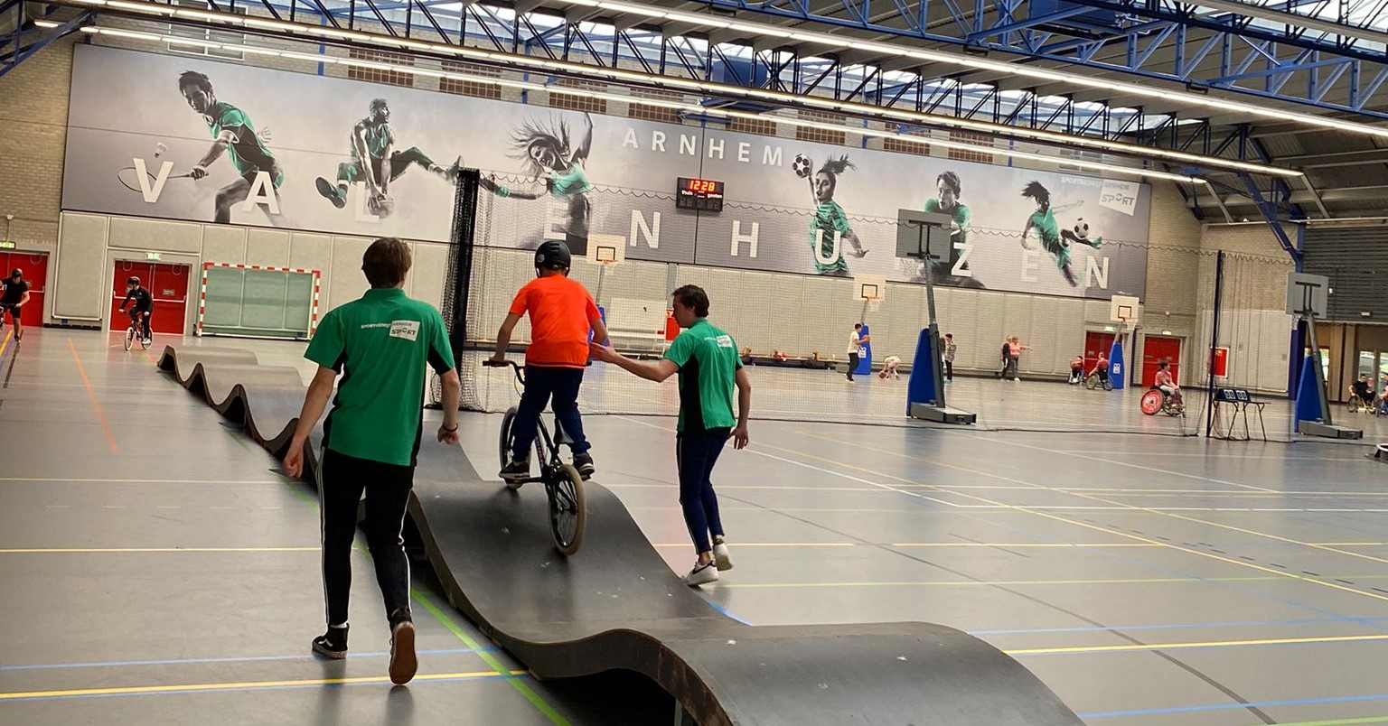 Leerlingen met een grote glimlach over de pumptrack tijdens sportdag afbeelding nieuwsbericht Leerlingen met een grote glimlach over de pumptrack tijdens sportdag afbeelding nieuwsbericht