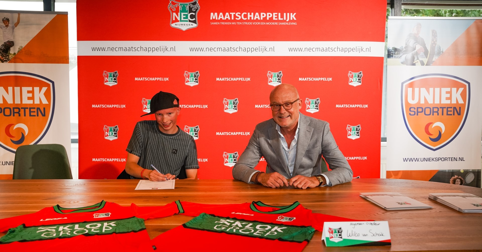 Deelnemers N.E.C. Elektrisch rolstoelvoetbal tekenen contract afbeelding nieuwsbericht Deelnemers N.E.C. Elektrisch rolstoelvoetbal tekenen contract afbeelding nieuwsbericht