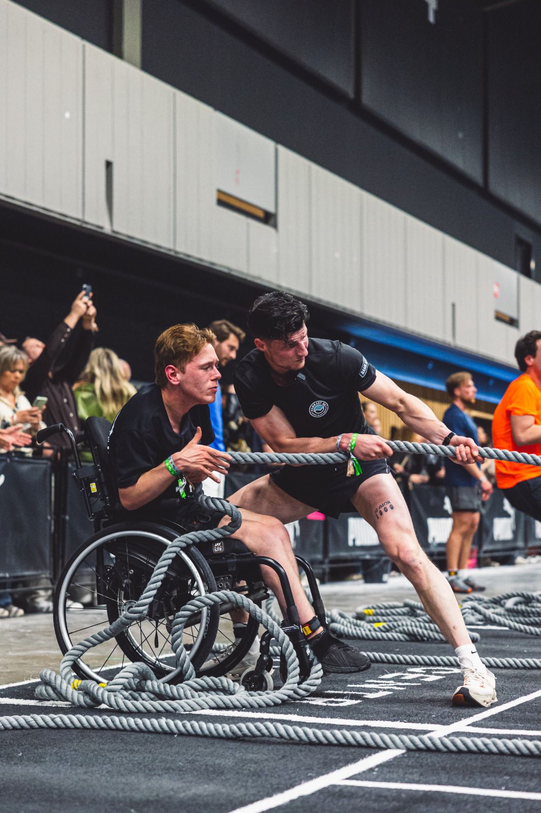 Kaelan knalt door de Hyrox in zijn rolstoel