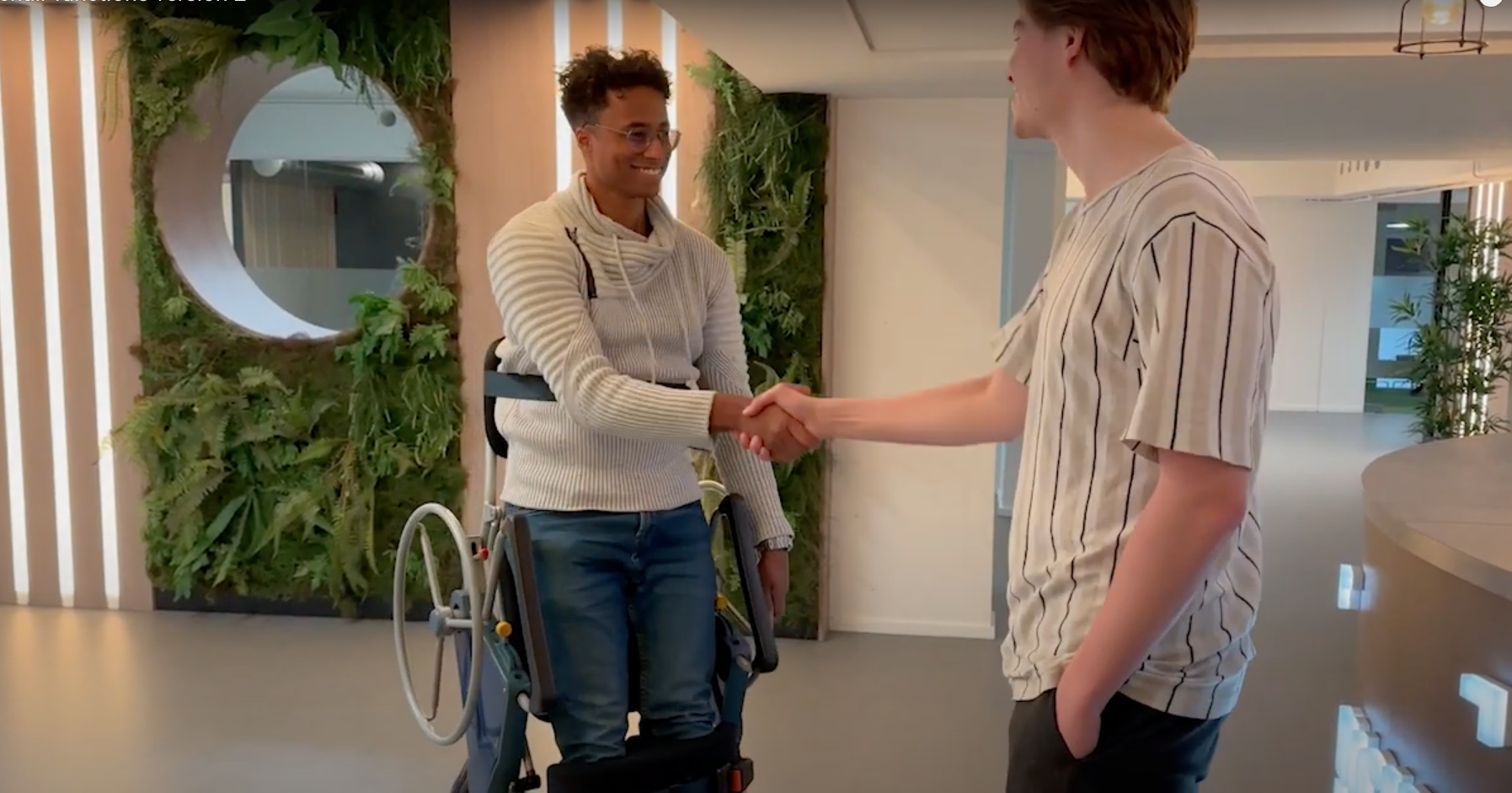 Deze sta-rolstoel brengt je op ooghoogte met je vrienden afbeelding nieuwsbericht Deze sta-rolstoel brengt je op ooghoogte met je vrienden afbeelding nieuwsbericht