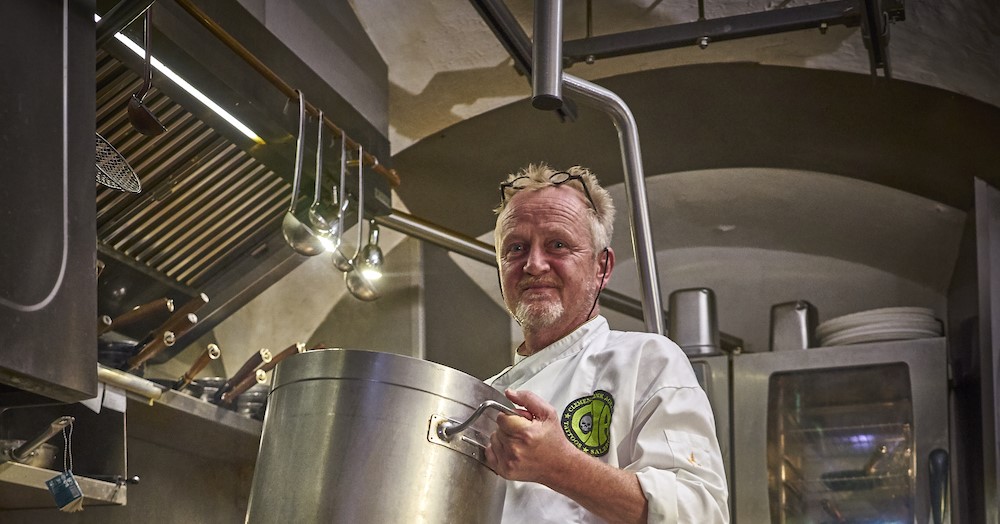 Deze kok kan weer werken dankzij ‘zit-rail’ afbeelding nieuwsbericht Deze kok kan weer werken dankzij ‘zit-rail’ afbeelding nieuwsbericht