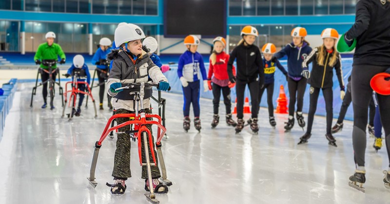 Ijspret voor elk kind dankzij schaatsframes op de ijsbaan!  afbeelding nieuwsbericht