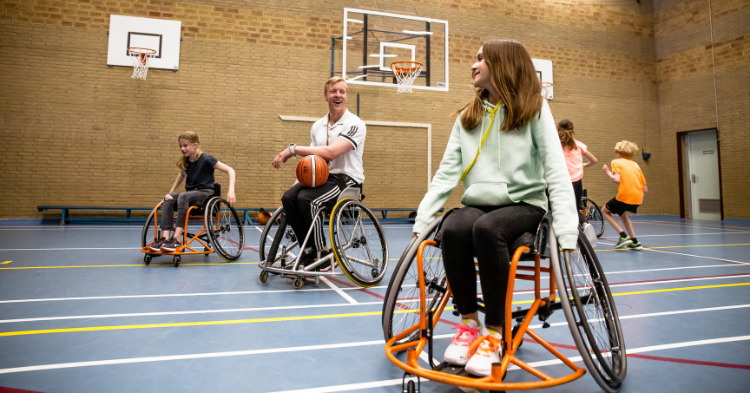 Kinderen ervaren rolstoelsport met paralympiër afbeelding nieuwsbericht Kinderen ervaren rolstoelsport met paralympiër afbeelding nieuwsbericht