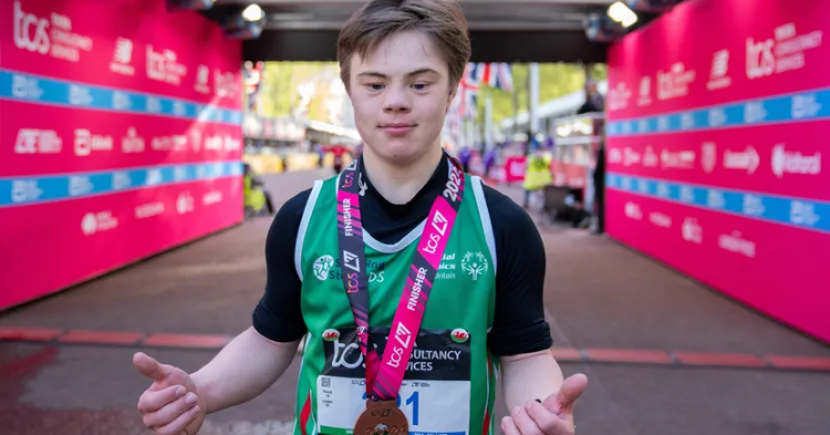 Lloyd liep dansend de marathon van Londen afbeelding nieuwsbericht