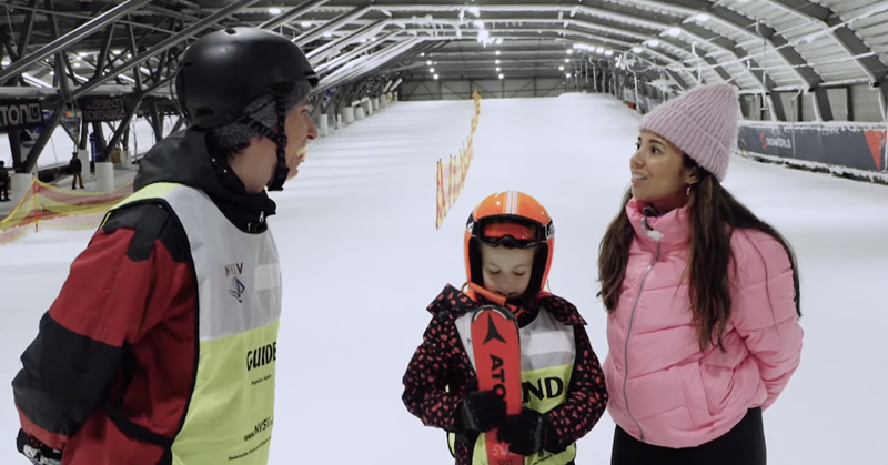 Slechtziende Bo kan skiën dankzij buddy Hylke afbeelding nieuwsbericht