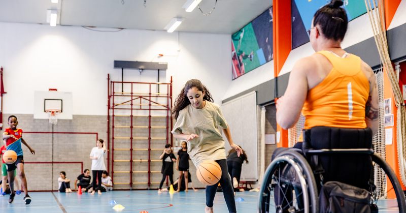 Clinic rolstoelbasketbal van paralympiër is een hit, ook op de reguliere basisschool  afbeelding nieuwsbericht Clinic rolstoelbasketbal van paralympiër is een hit, ook op de reguliere basisschool  afbeelding nieuwsbericht