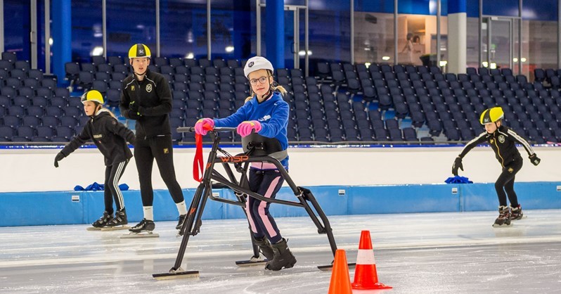 Samen schaatsen, ook voor kinderen met een beperking: frameschaatsen bij NSV afbeelding nieuwsbericht Samen schaatsen, ook voor kinderen met een beperking: frameschaatsen bij NSV afbeelding nieuwsbericht