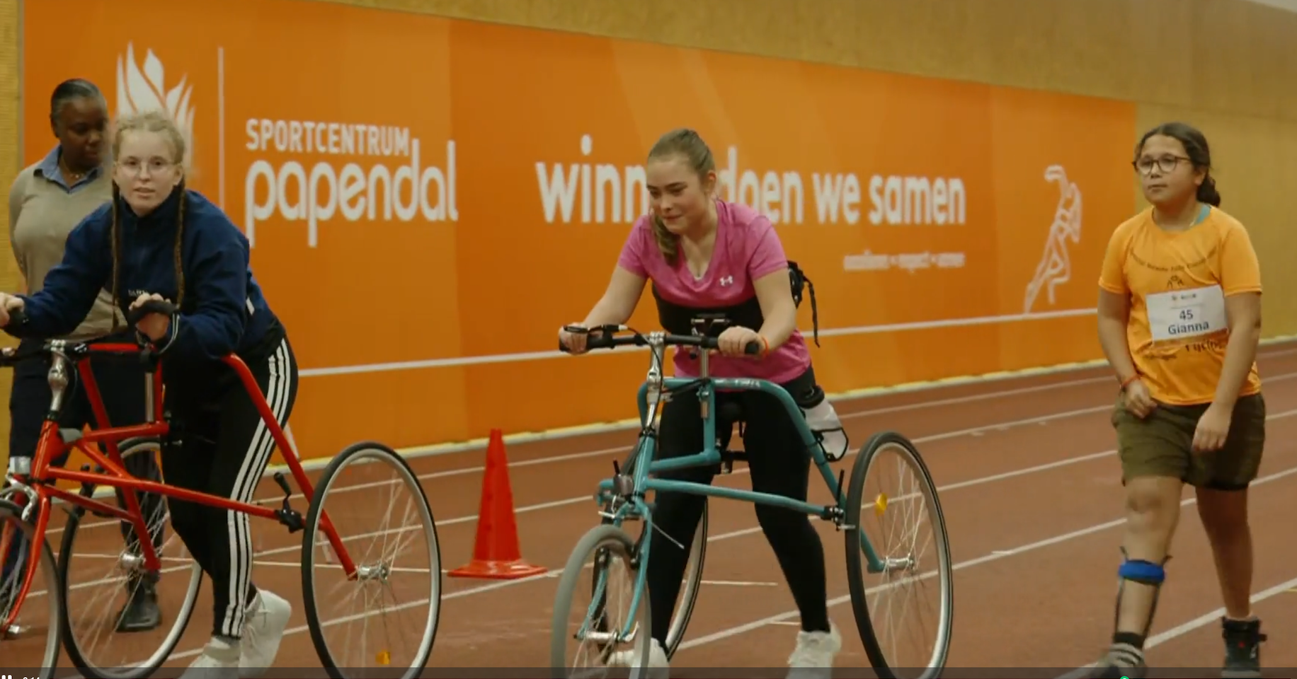 meisjes met loopfiets