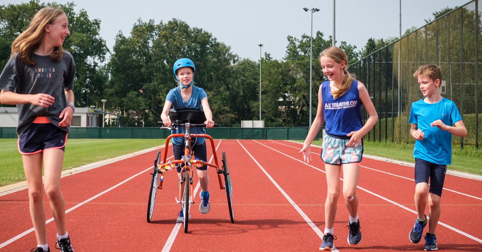 Fleur hoort dankzij Frame Running nu ook bij de atletiekclub afbeelding nieuwsbericht Fleur hoort dankzij Frame Running nu ook bij de atletiekclub afbeelding nieuwsbericht