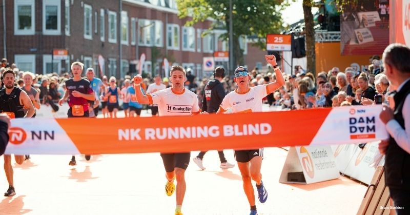 Recordbedrag én 50 Running Blind-duo’s tijdens NN Dam tot Damloop